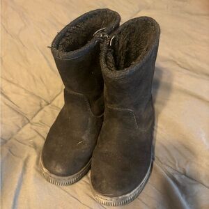 Girls black boots fuzzy in the inside